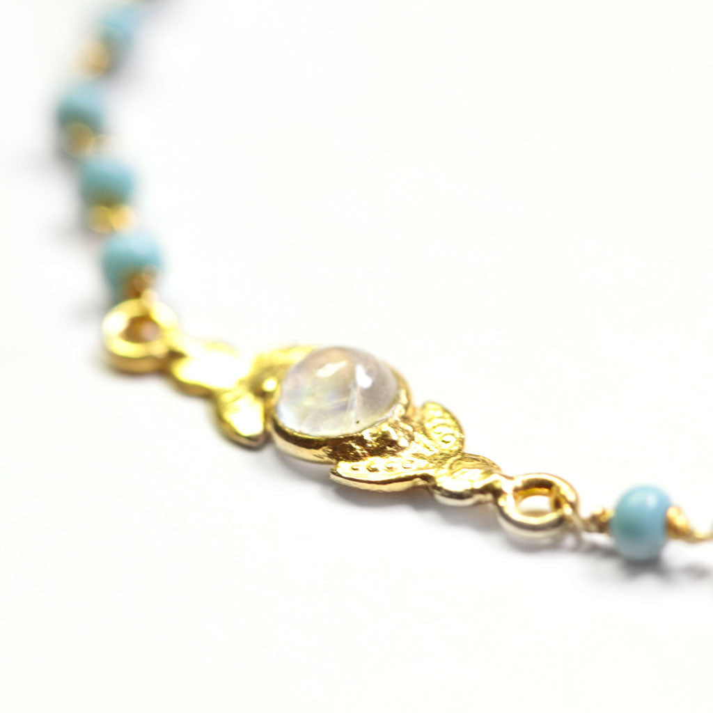 le fourbi de capucine bracelet en laiton plaqué or perles de verre cabochon serti pierre de lune BI 34 le FDC