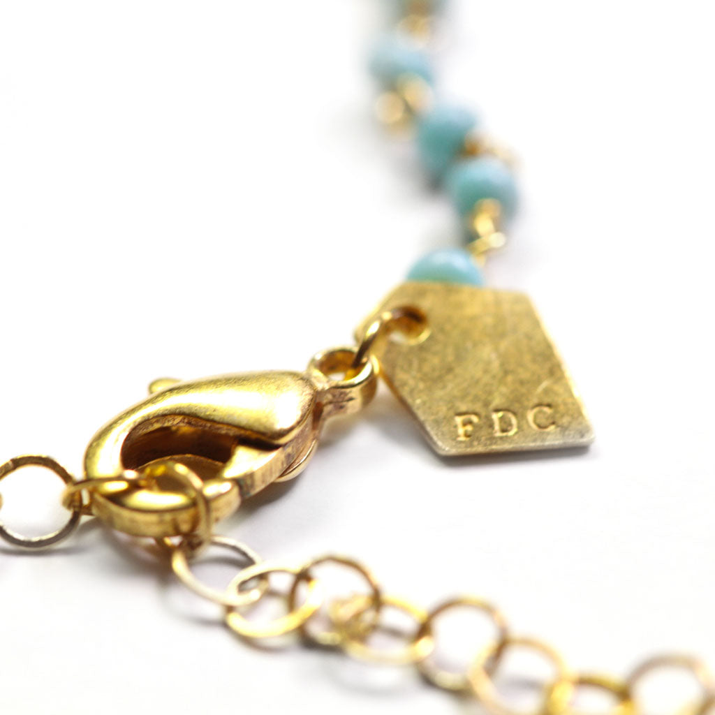 le fourbi de capucine bracelet en laiton plaqué or perles de verre cabochon serti pierre de lune BI 34 le FDC