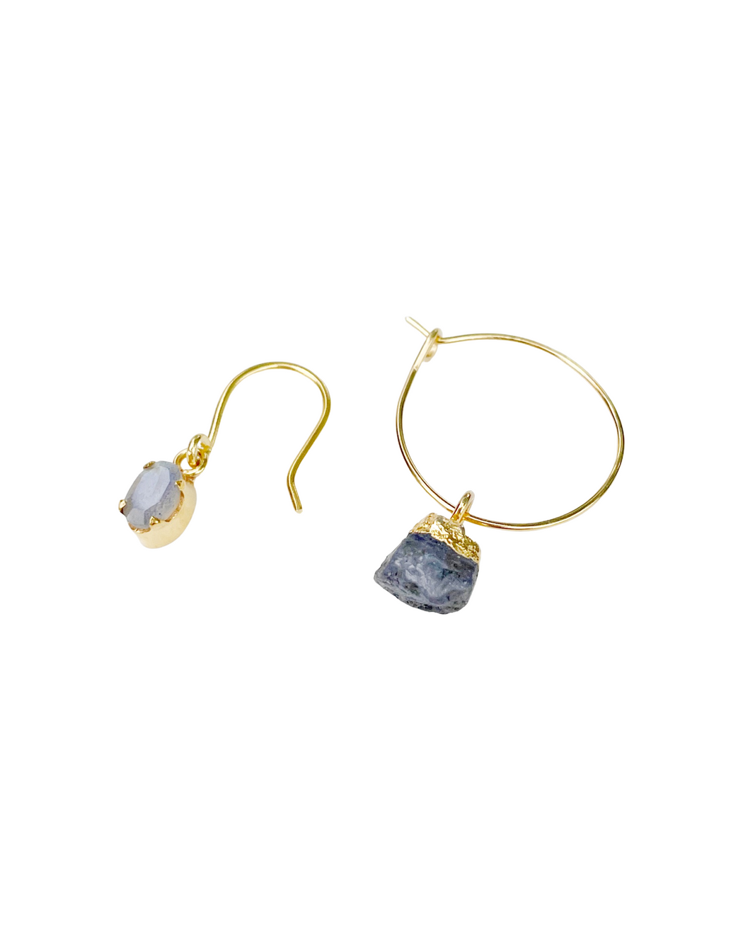 Boucles d’oreilles asymétriques en laiton doré et pierres semi-précieuses Créole bleue